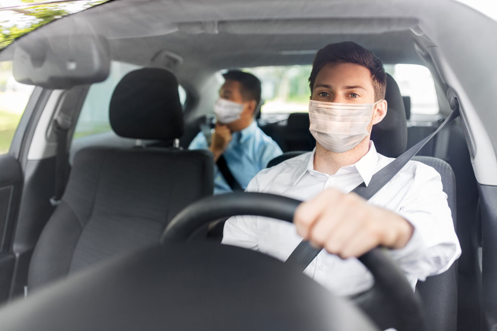 Chauffeur de taxi au volant