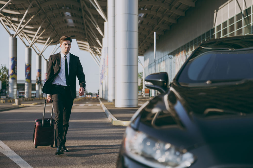 Homme d'affaire débarquant de l'aéroport