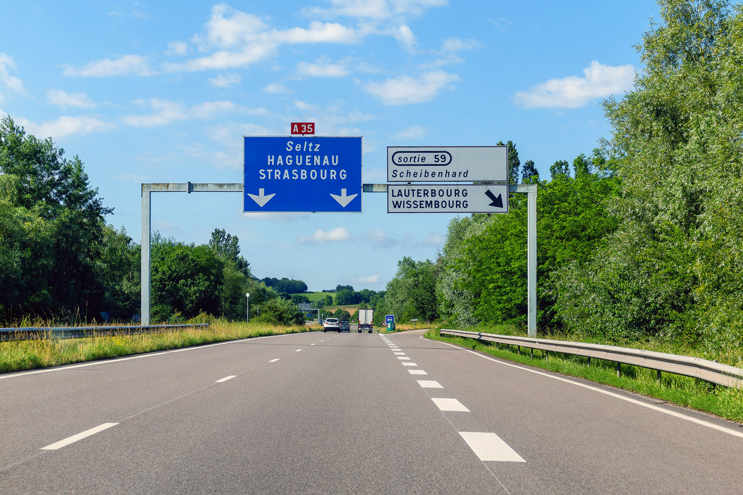 Panneaux de direction sur l'autoroute